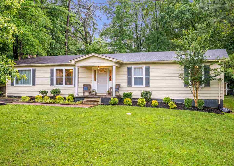 1st image of 960 Forest Dr SE