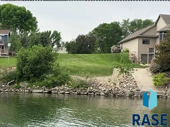 6554 Killarney Park Dr, Wentworth, SD 57075