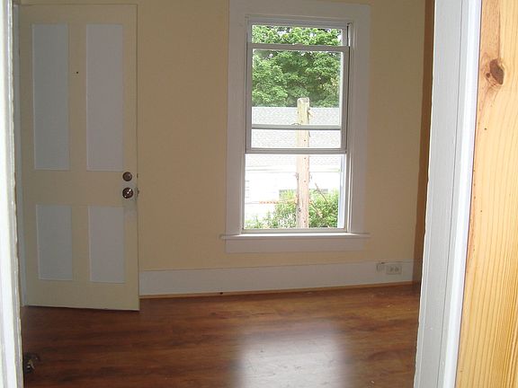 5th image of 933 Columbia St