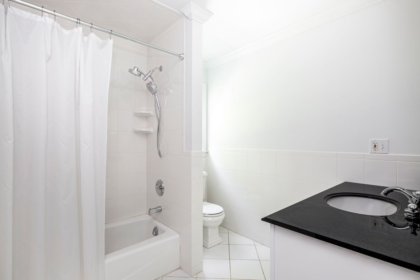   2nd fl bath with tub-shower