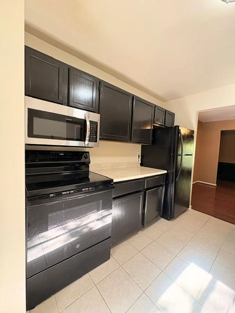 Spacious 3 BR, 2.5 BA townhouse with finished walk-out basement — Photo 4