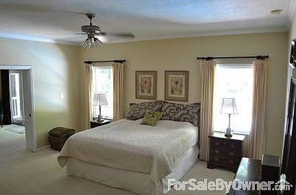 Master Bedroom
						:
						Master BR approx. 17'x15'4" has adjoining study, separated by pocket doors.
