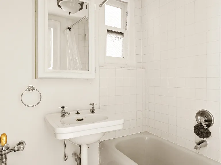 311 E 9th St #2R — Photo 5