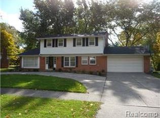 8457 Glengarry Rd, Grosse Ile, MI 48138