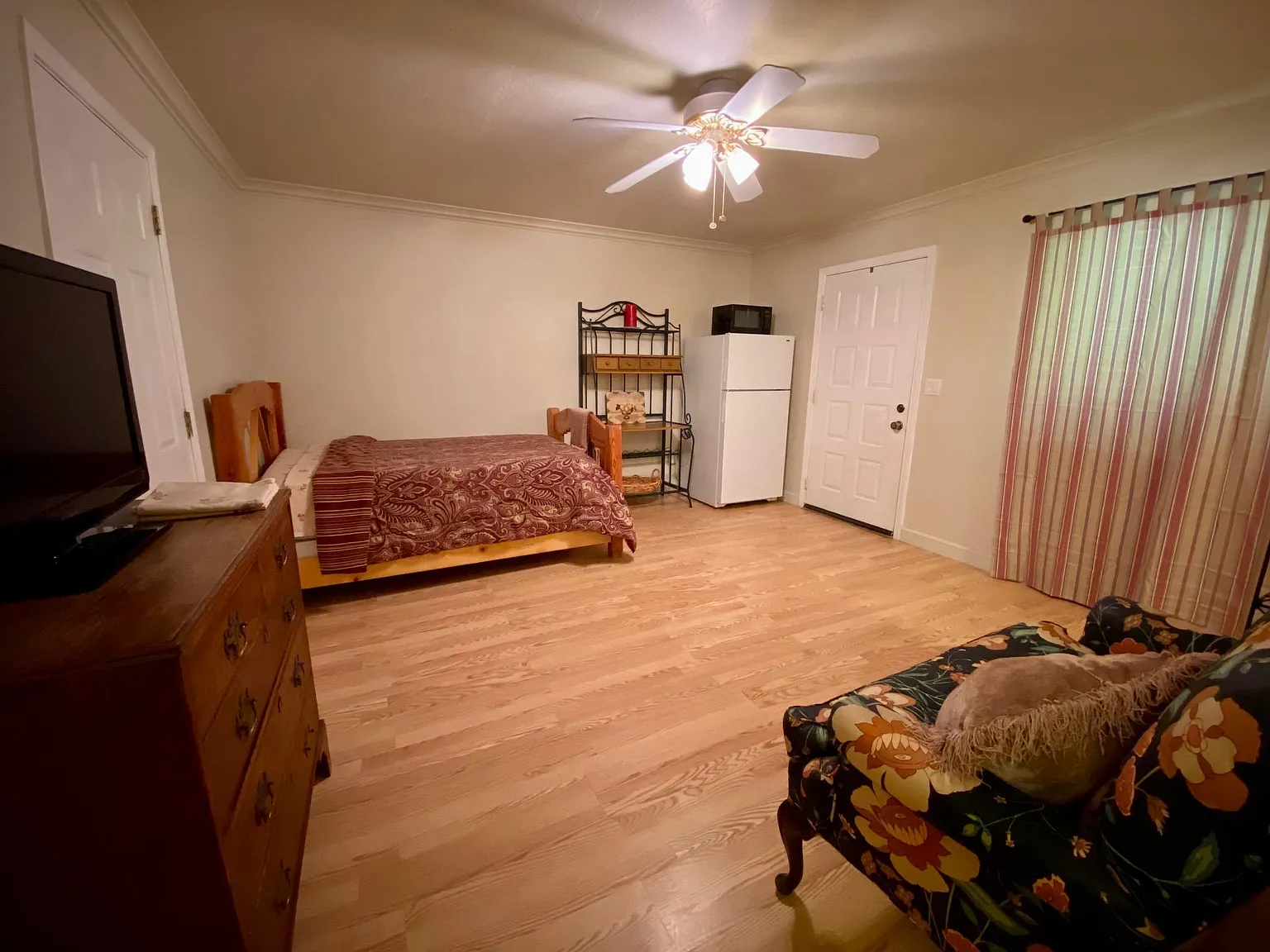 928 Wendy Ln — Photo 2