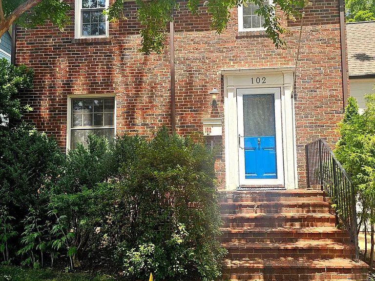 102 E Oak St — Photo 19