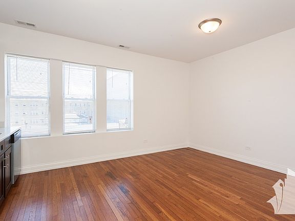 3rd image of 4056 N Milwaukee Ave #1