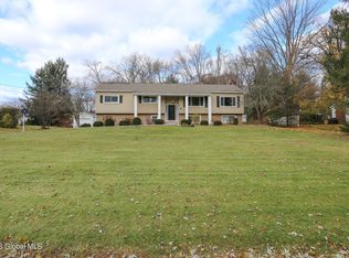 28 Valdepenas Ln, Clifton Park, NY 12065