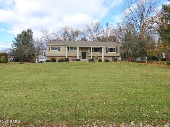 28 Valdepenas Lane, Clifton Park, NY 12065