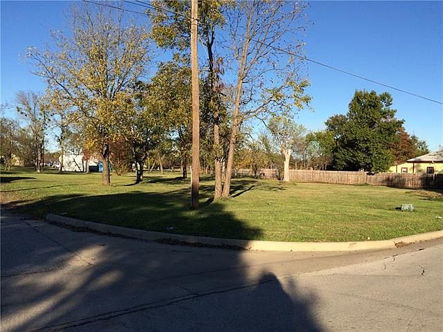 2nd image of 903 E Brin St