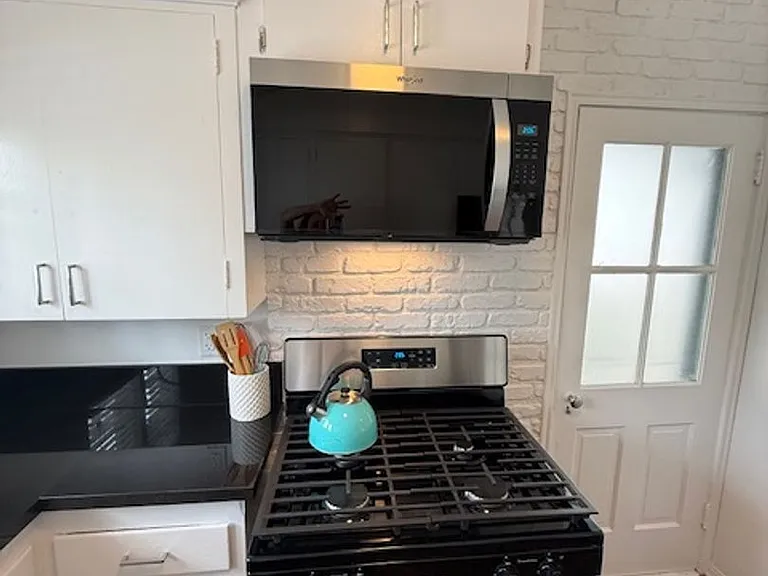 Bungalow - 1 bedroom + Office = natural wood floors, mini split a/c , new appliances, private pat... — Photo 12