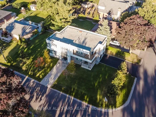 26 Lancer Dr, Vaughan, ON L6A 1E2