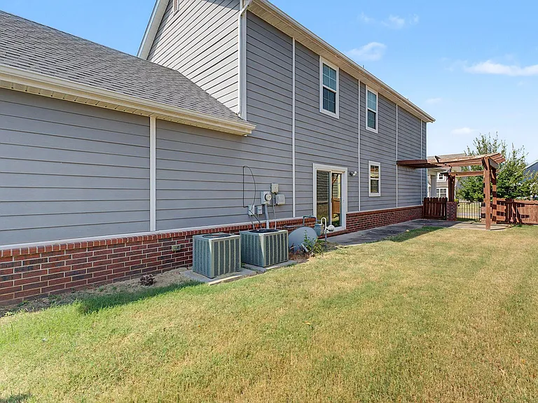 592 N Longfellow Ln — Photo 22