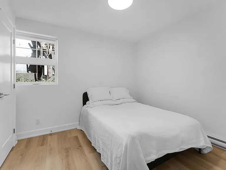 658 Somerset St W — Photo 31
