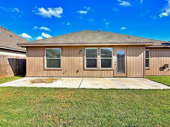 4th image of 3021 Cantabria St