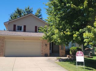 702 S Taylor Cir, Papillion, NE 68046