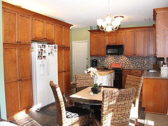 Eat-In-Kitchen
