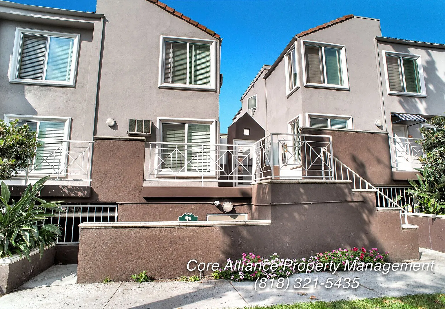 355 N Maple St — Photo 2