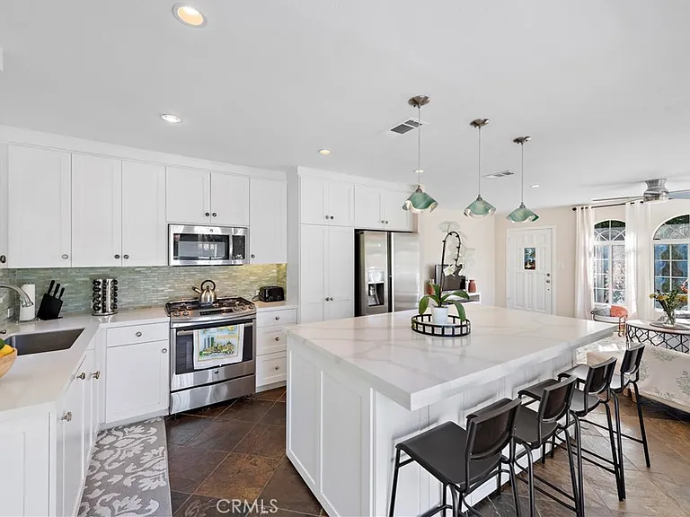 637 Saint Anns Dr — Photo 2