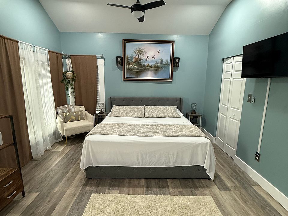 King size bed, Bedroom #1
the water views right outside your windows are magical.