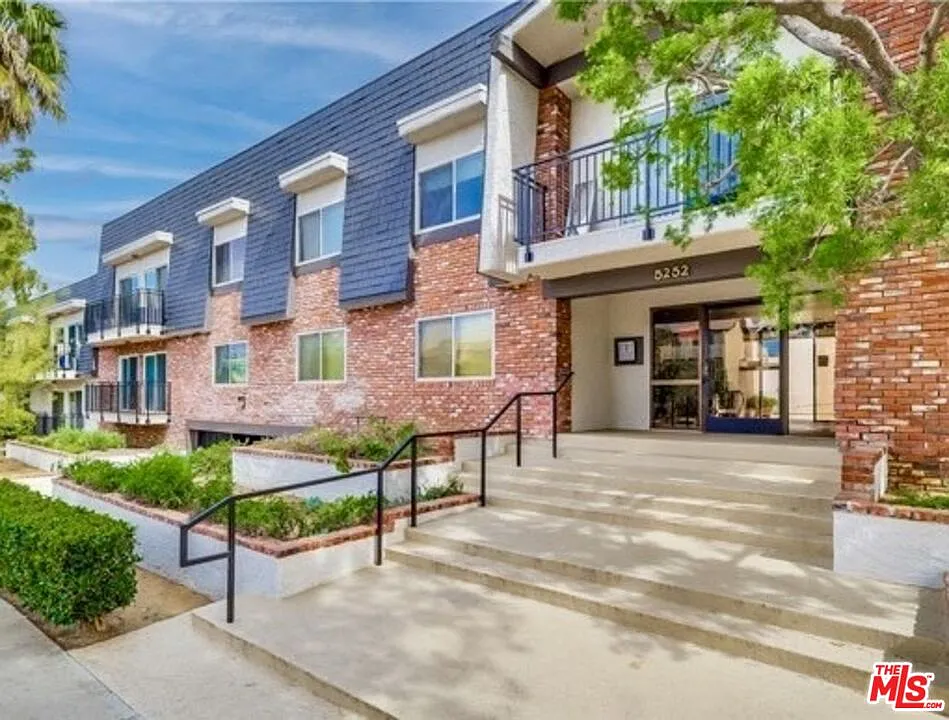 3 bed, 2.0 bath, 1210 sqft, $3,500 — Photo 2