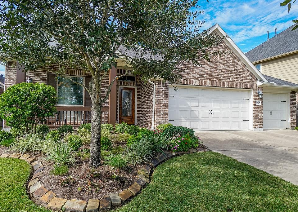 Are you looking for a pristine three bedroom home filled with superlatives and outstanding features? Note the full 3 car drive in garage and double driveway!