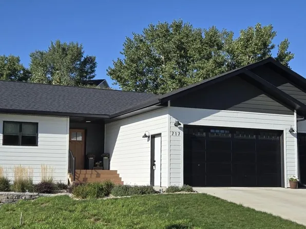 717 Country Dr, Pierre, SD 57501