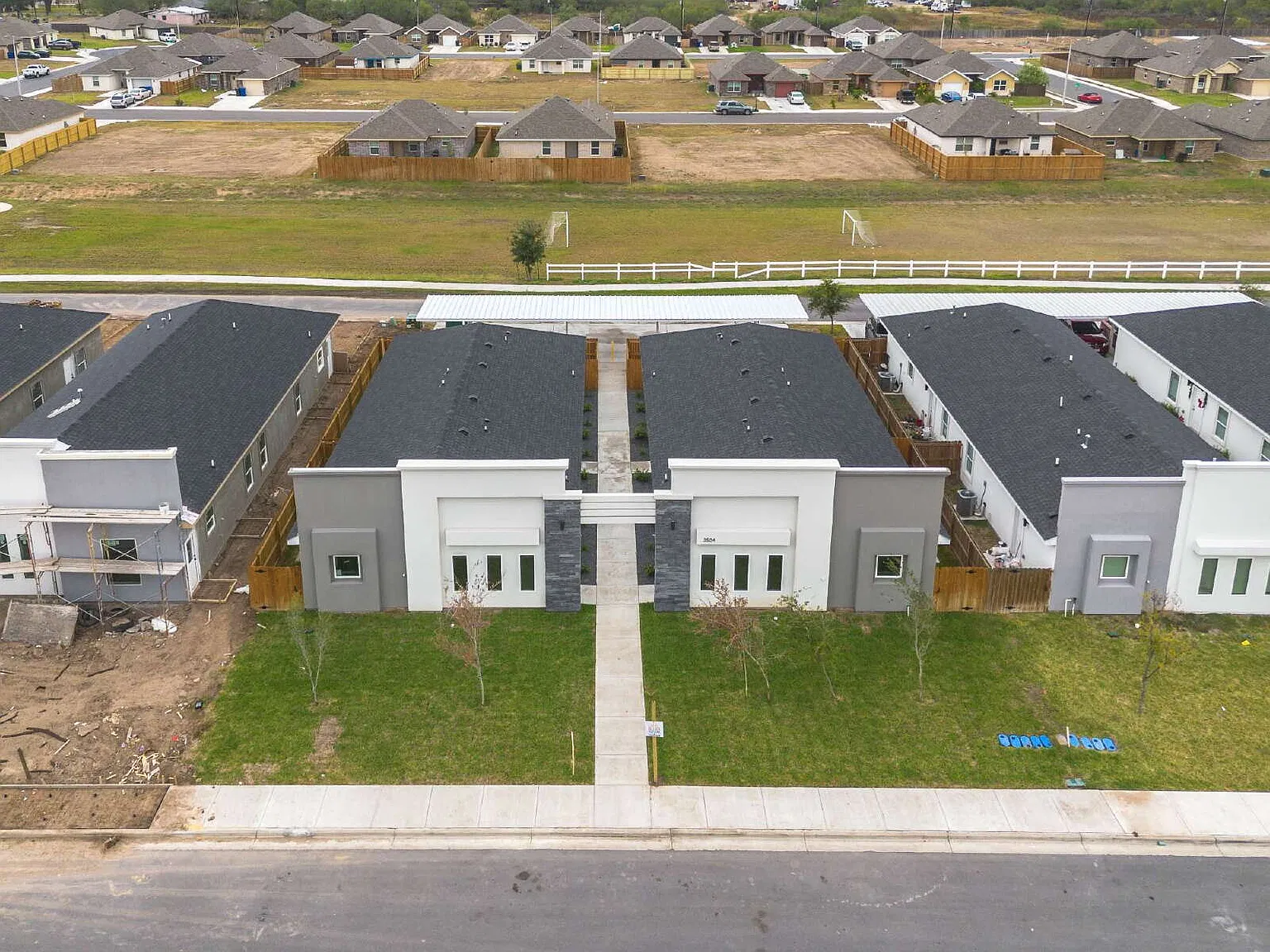 2 bed, 2.0 bath, 1040 sqft, $990 — Photo 2