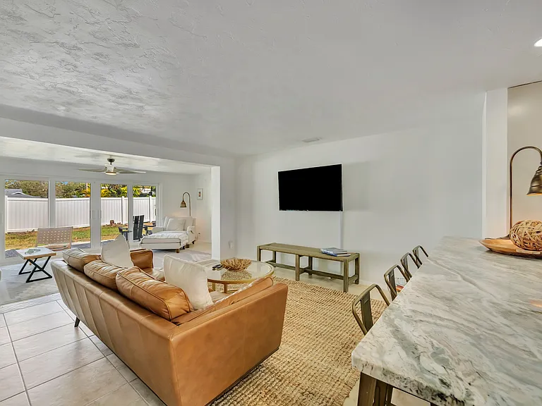 6426 Colonial Dr — Photo 9