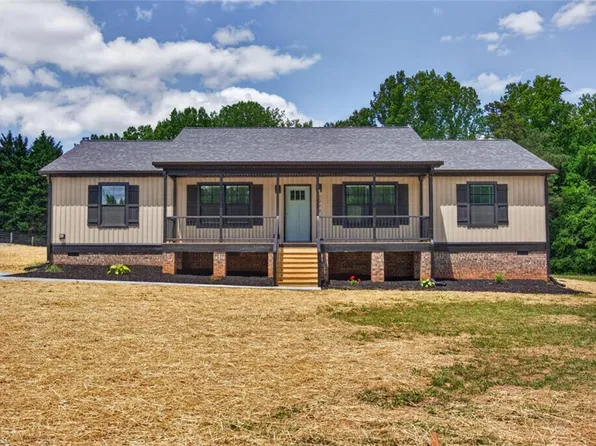 2979 Durant Dr, Winston Salem, NC 27107