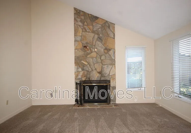 324 Skylark Cir — Photo 2
