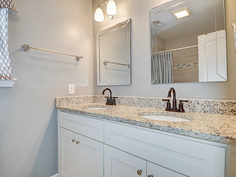 224 Taylor Ave W — Photo 24