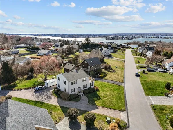 48 Carver Ln, Narragansett, RI 02882