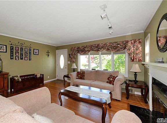 4th image of 300 Oakview Ave