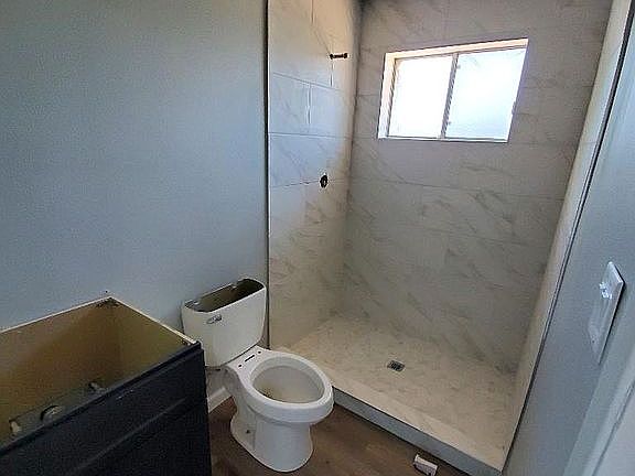 Mstr bath full walkin shower