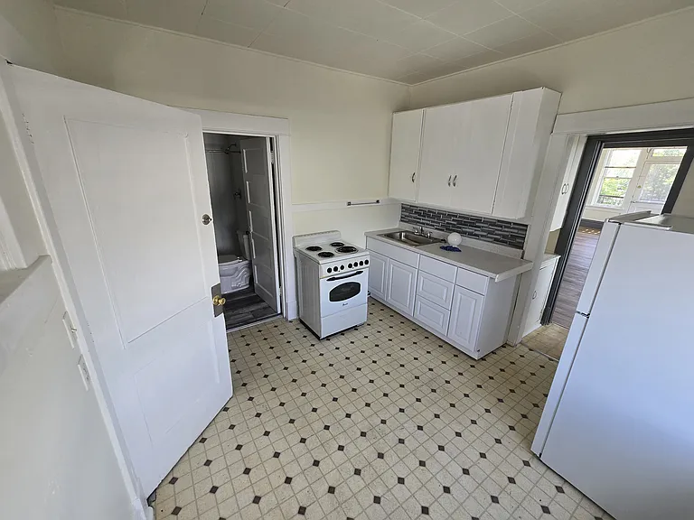 Center Point Apartments — Photo 11