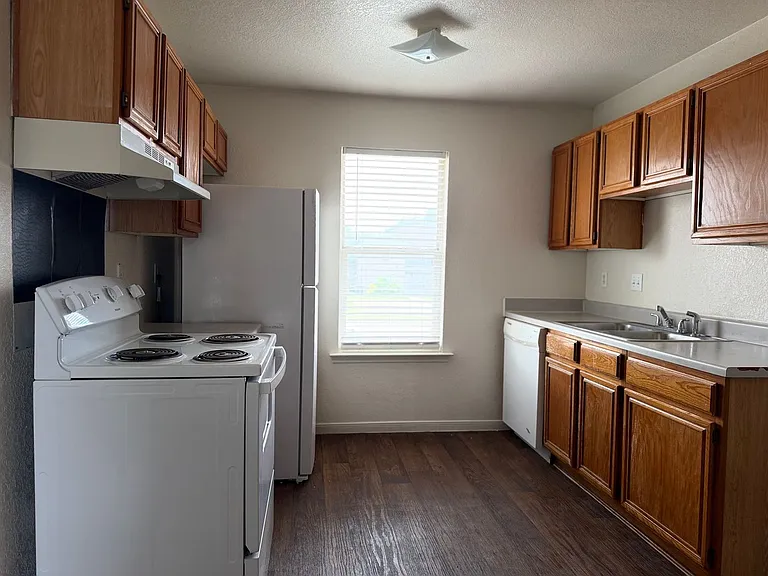 1107 Circle M Dr — Photo 2