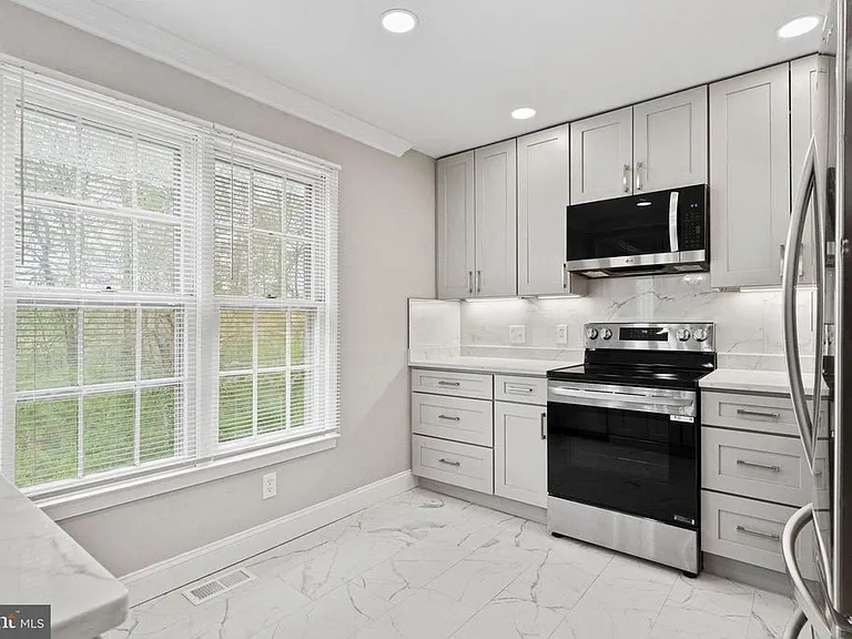 8251 Clifton Farm Ct — Photo 16