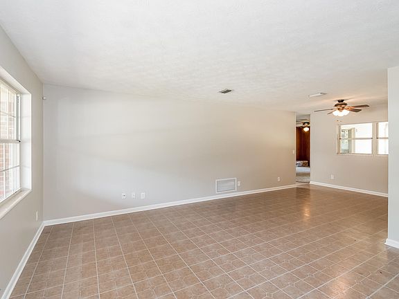 3rd image of 3280 Victoria Ct E