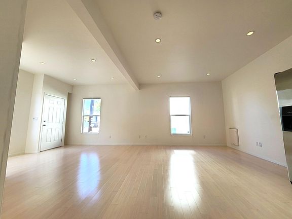 Open floorplan (living/dining)