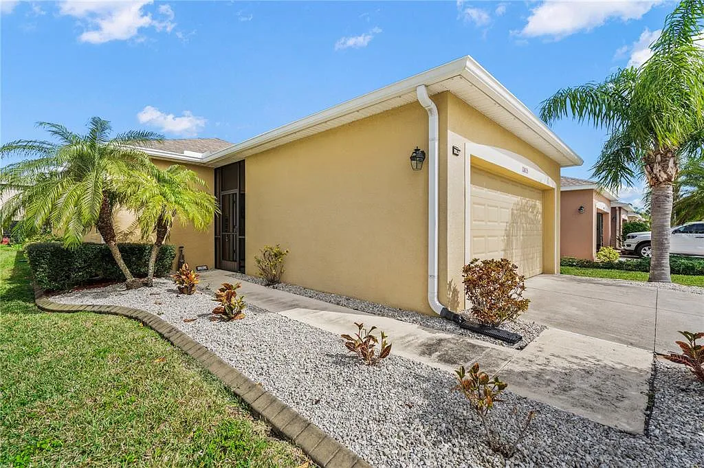 3 bed, 2.0 bath, 1423 sqft, $3,000 — Photo 2