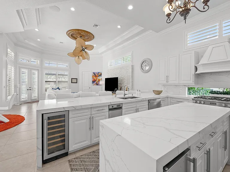 10771 Versailles Blvd — Photo 9