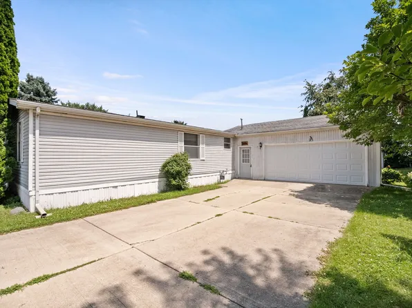 25 Cedar Ln, Sandwich, IL 60548