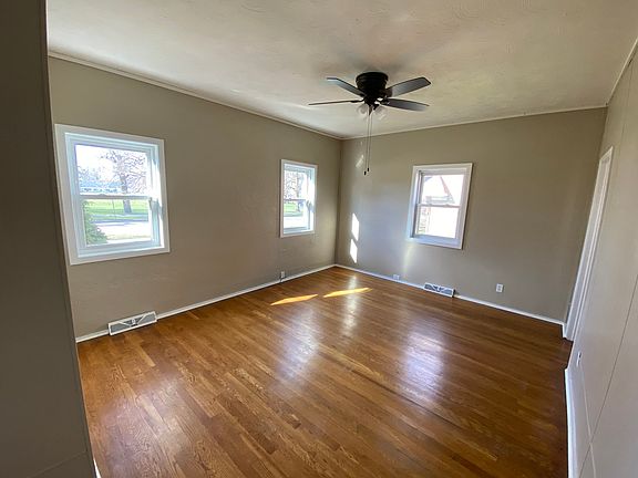 4th image of 250 E Division St