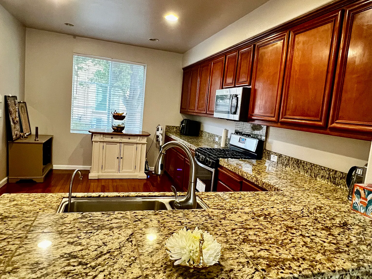 4 bed, 2.5 bath, 1659 sqft, $4,200 — Photo 4