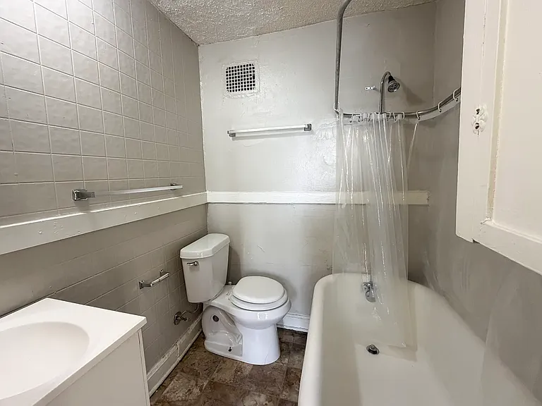 Brentwood Plaza KC — Photo 11