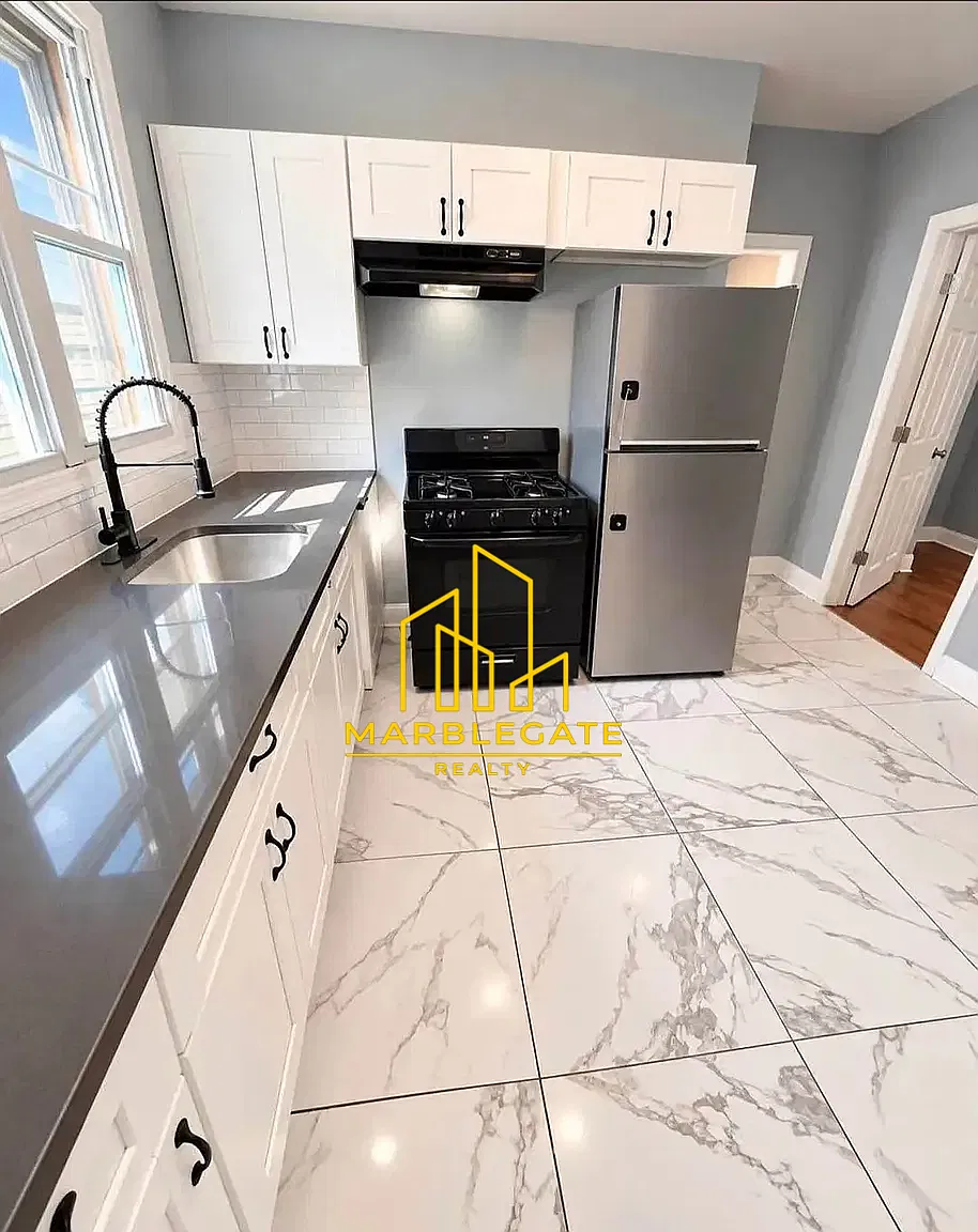 3 bed, 1050 sqft, $2,300 — Photo 2