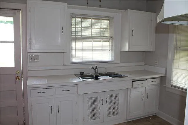 Kitchen with plenty of cabinet space. Just like at Grand Ma's.