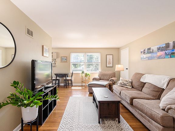 4th image of 3376 Riverside Dr #B