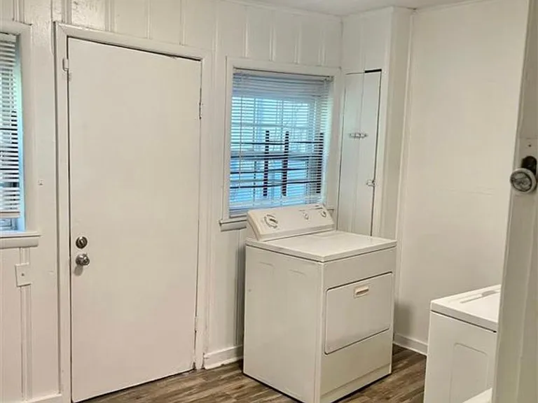 2062 Jackson Ave — Photo 9